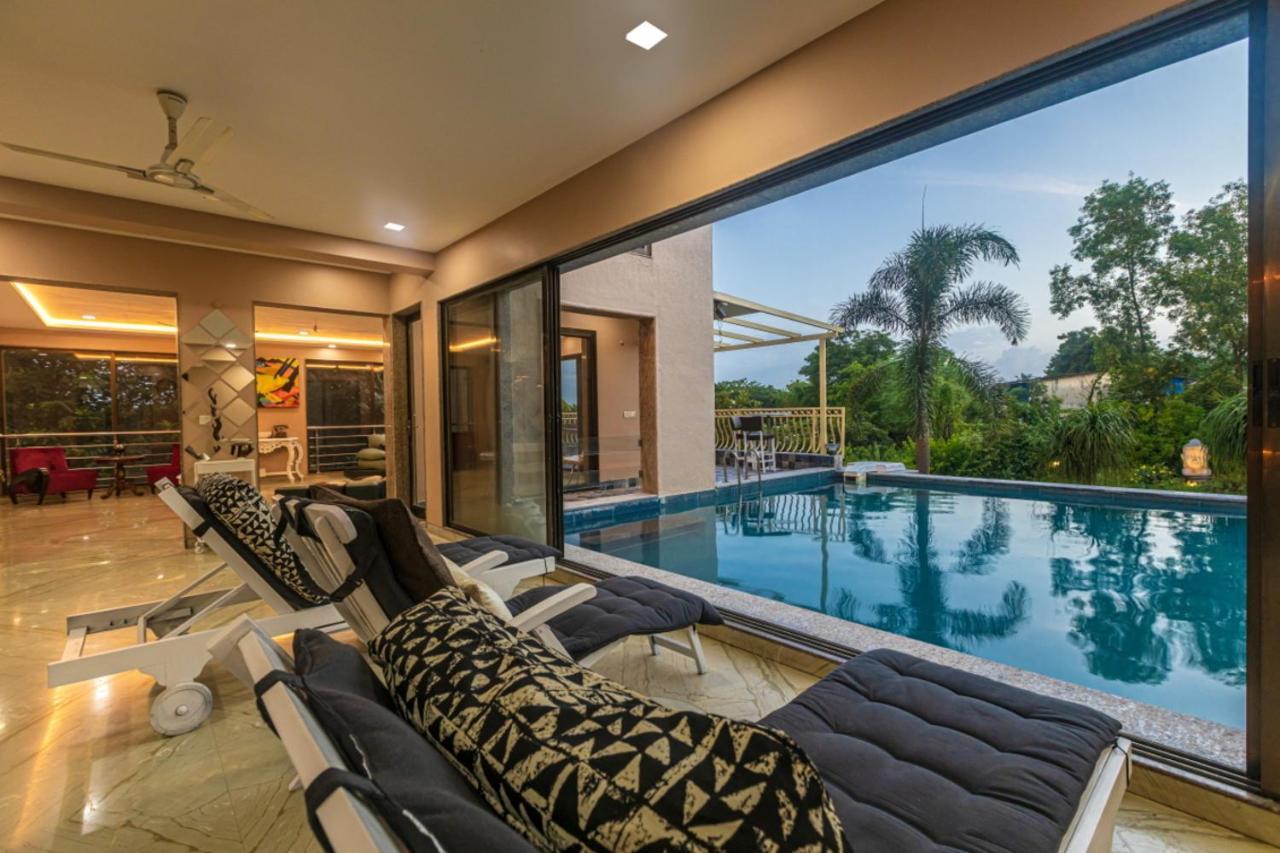 Saffronstays Aura, Alibaug - Luxury Pool Villa With A Game Room And Spacious Lawn Alibág Kültér fotó