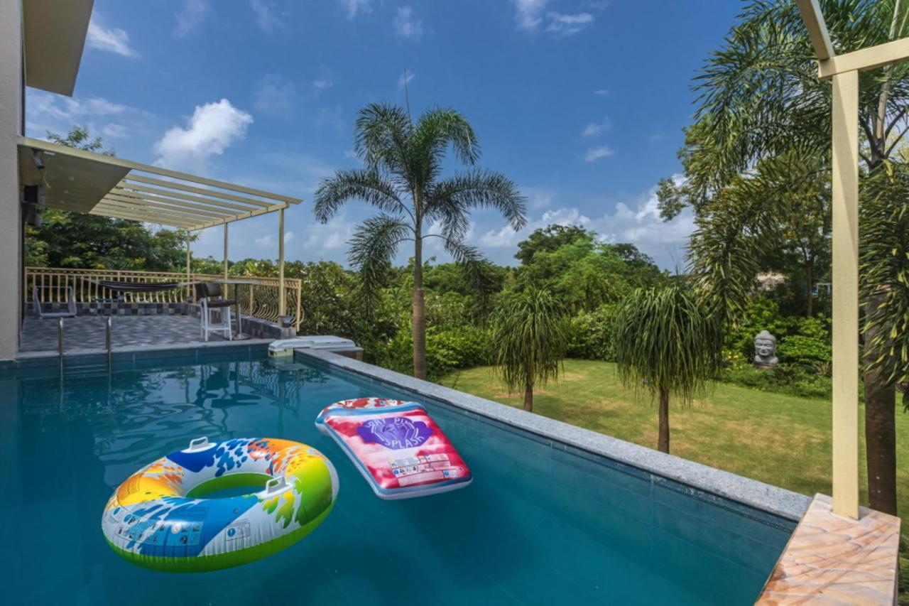 Saffronstays Aura, Alibaug - Luxury Pool Villa With A Game Room And Spacious Lawn Alibág Kültér fotó